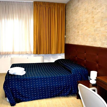 Piazza Dante Hotel Tarente Buitenkant foto