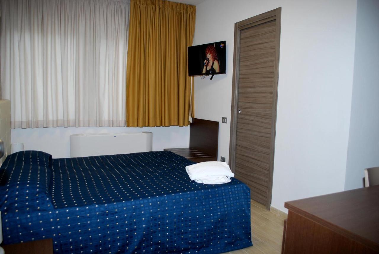 Piazza Dante Hotel Tarente Buitenkant foto