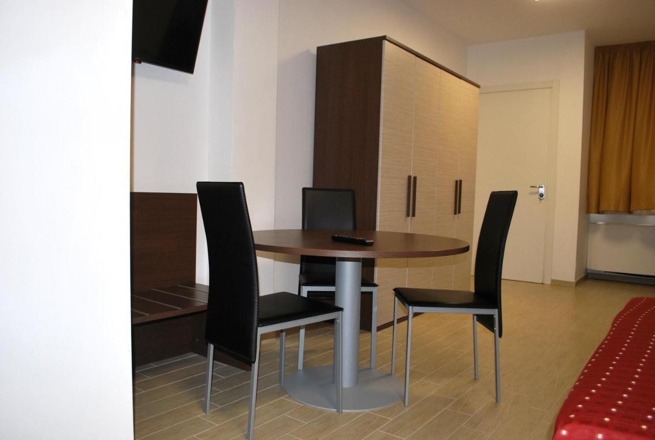 Piazza Dante Hotel Tarente Buitenkant foto