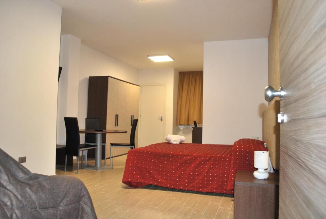 Piazza Dante Hotel Tarente Buitenkant foto