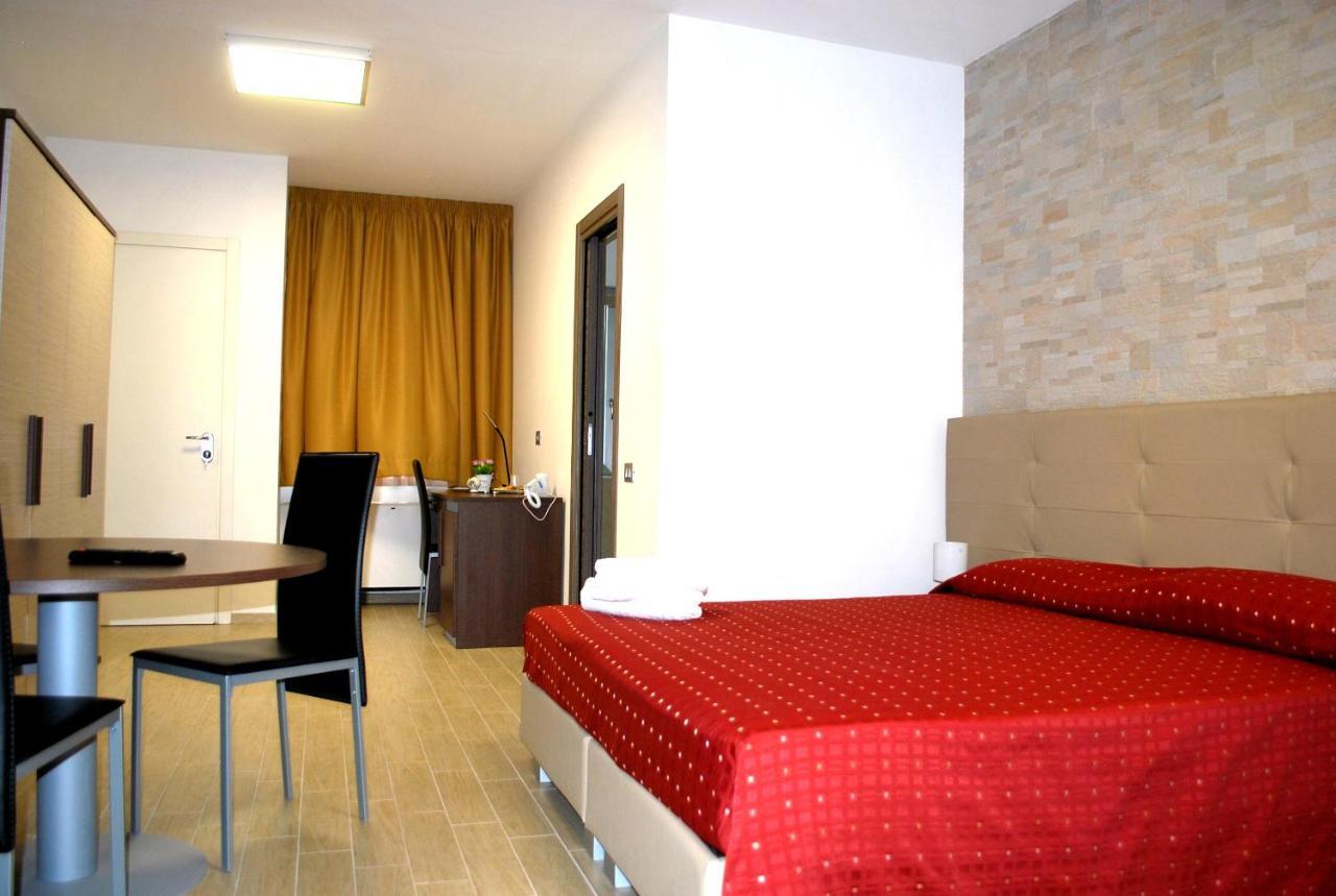 Piazza Dante Hotel Tarente Buitenkant foto