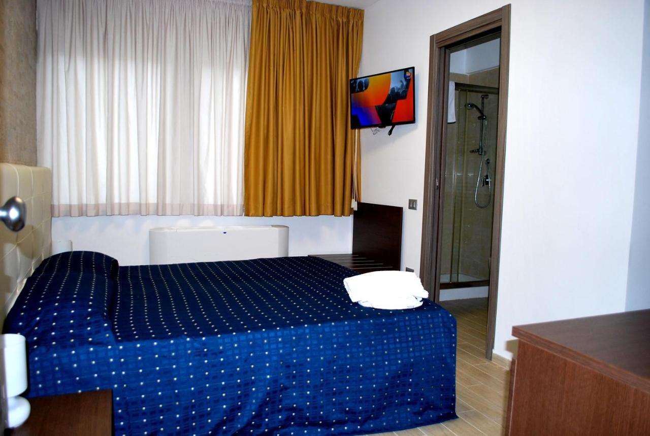 Piazza Dante Hotel Tarente Buitenkant foto