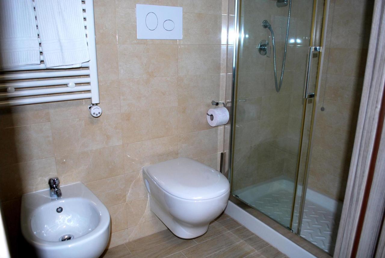 Piazza Dante Hotel Tarente Buitenkant foto