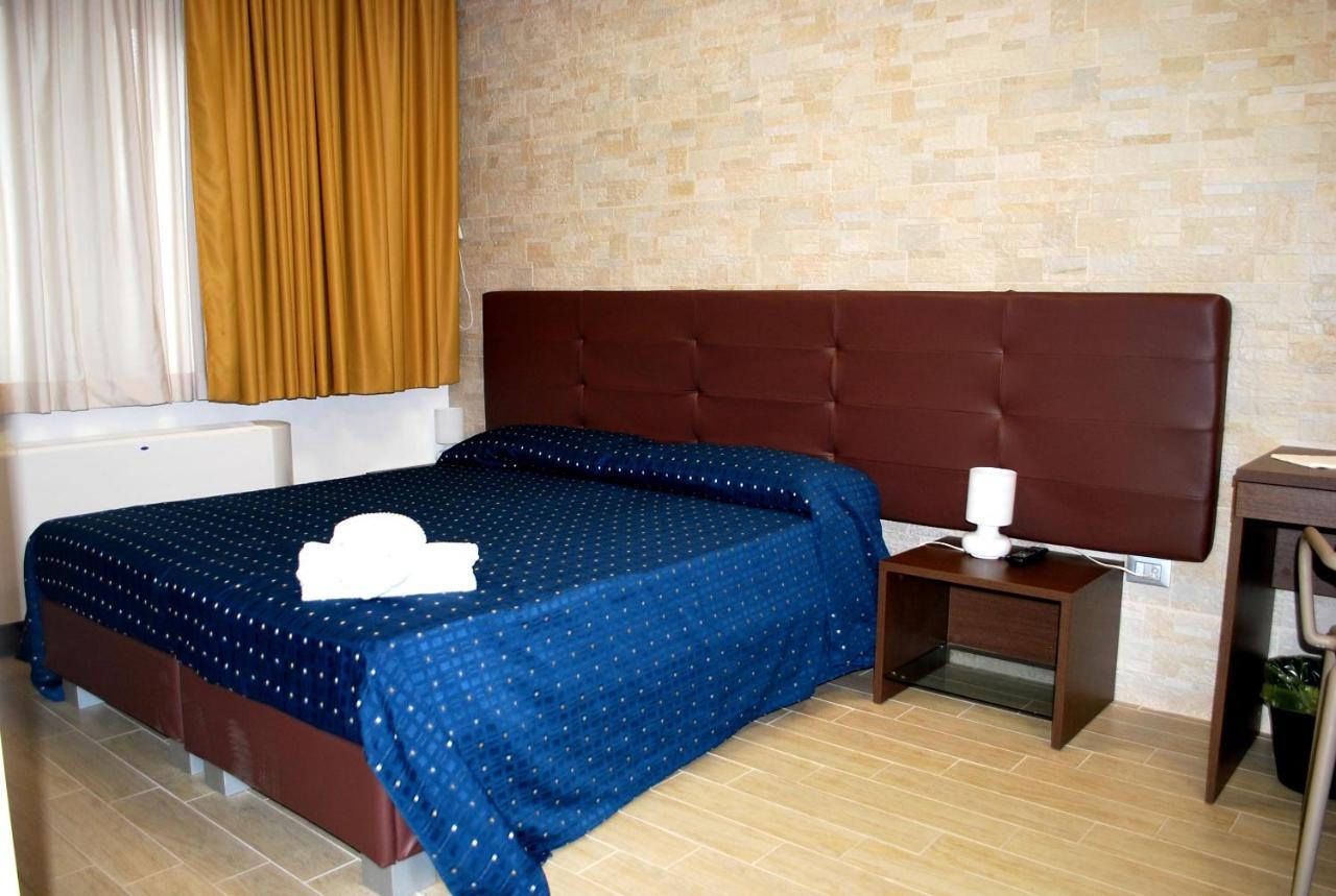 Piazza Dante Hotel Tarente Buitenkant foto