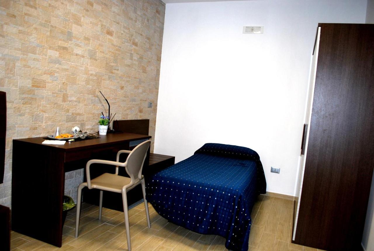 Piazza Dante Hotel Tarente Buitenkant foto