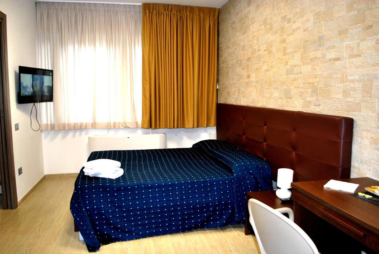 Piazza Dante Hotel Tarente Buitenkant foto