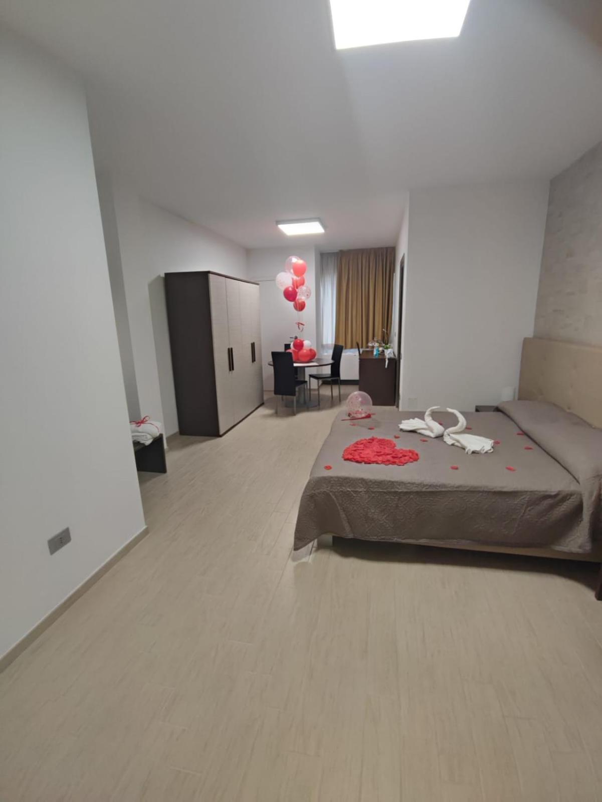 Piazza Dante Hotel Tarente Buitenkant foto